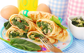 Блины с овощной начинкой на  тарелке 