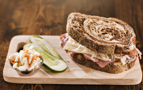 Сэндвич с овощами на разделочной доске 