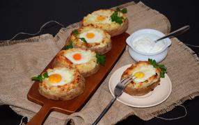 Бутерброды с яичницей на разделочной доске к завтраку