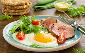 Яичница с ветчиной и салатом на завтрак