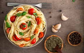 Спагетти со свежими помидорами и специями 