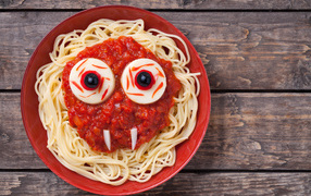 Спагетти с соусом на красной тарелкой блюдо на Хэллоуин