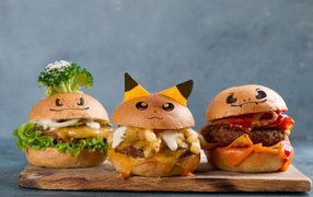 Три аппетитных гамбургера украшены в виде покемонов
