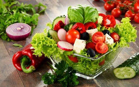 Овощной салат с сыром в стеклянной посуде 