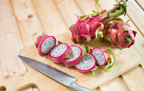 Сочный экзотический фрукт питайя на разделочной доске