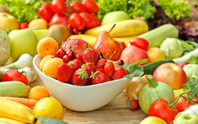Аппетитные спелые фрукты  и овощи на столе 