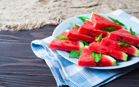 Аппетитные кусочки арбуза на столе