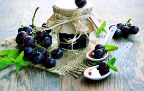 Синий виноград и баночка виноградного варенья