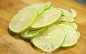 Тонко нарезанные кусочки лайма 