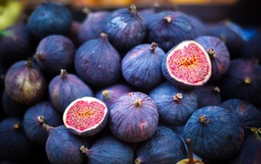 Свежие плоды спелого инжира