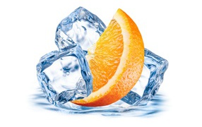 Кусочек апельсина со льдом на белом фоне