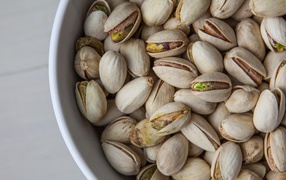 Фисташки на столе крупным планом