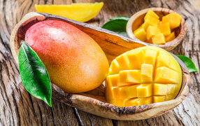 Спелый сочный фрукт манго 