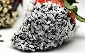 Клубника в шоколаде и кокосовой стружке