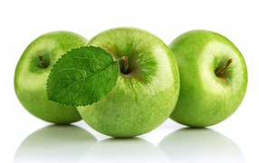 Три зеленых яблока на белом фоне 