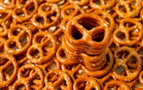 Запеченное аппетитное печенье крендельки