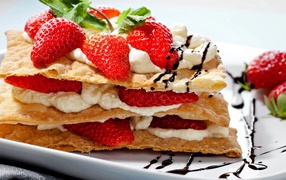 Выпечка с творожным кремом и свежими ягодами клубники
