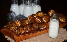 Вкусное круглое печенье с молоком 