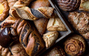 Свежая аппетитная сладкая выпечка с маком