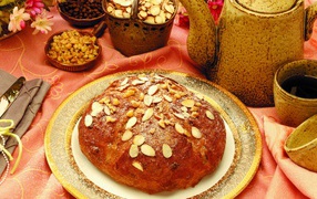 Свежий хлеб с миндальными орехами на столе