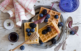 Honey wafers with blueberries and blackberries