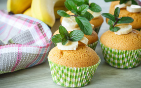 Muffins with bananas and mint leaves