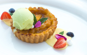 Сладкая выпечка с мороженым и джемом