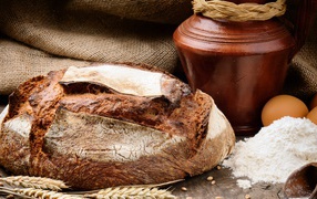 Пшеничный свежий хлеб с мукой и яйцами