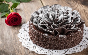 Красивый торт с цветком из шоколада и красной розой на праздник