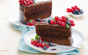 Праздничный шоколадный торт с красной смородиной и черникой