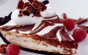 Кусок торта с шоколадом и свежей малиной