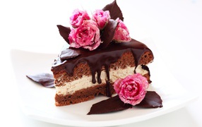Кусок торта с шоколадом и сахарными розами на белом фоне