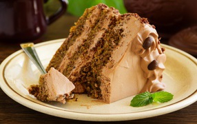 Кусок торта с орехами на тарелке