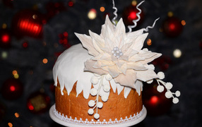 Аппетитный торт с красивым белым цветком