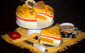 Аппетитный торт с чашкой кофе на черном фоне