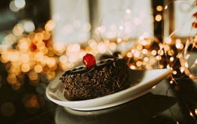 Аппетитное пирожное с шоколадом и вишней