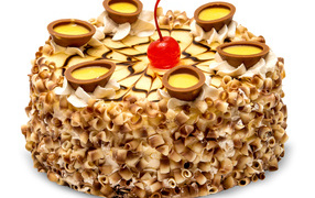 Аппетитный торт с шоколадом и вишней на белом фоне  