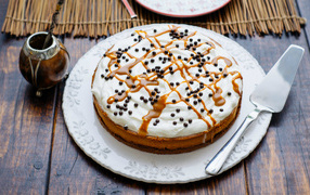 Аппетитный пирог со сливками на белом блюде