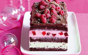 Аппетитный торт со свежей малиной и шоколадом