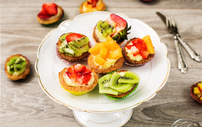 Аппетитные пирожные с фруктами