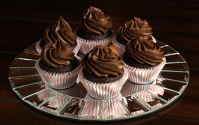 Аппетитные шоколадные капкейки на блюде 