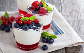 Аппетитный десерт с йогуртом и ягодами смородины, черники и малины