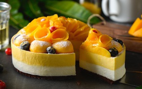 Аппетитный праздничный торт с персиками