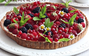 Аппетитный пирог со свежими ягодами малины, смородины, ежевики и клубники 