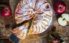 Аппетитный пирог с красными яблоками и сахарной пудрой
