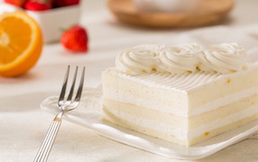 Аппетитный кусок бисквитного торта со сливочным кремом