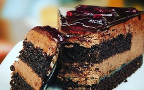 Аппетитный кусок торта с джемом