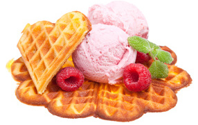 Аппетитное малиновое мороженое с вафлями