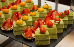 Аппетитные сладкие пирожные с вишней и клубникой