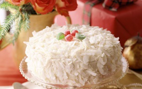 Аппетитный белый торт с мармеладом и стружкой